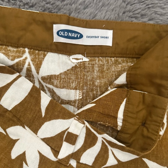 Old Navy Women's Brown and White Leaf Print Shorts - Picture 3 of 4